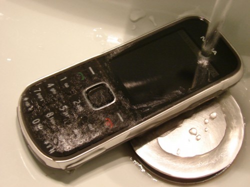 Test Nokia 3720 Classic - mycie pod kranem, po testach w piasku i błocie