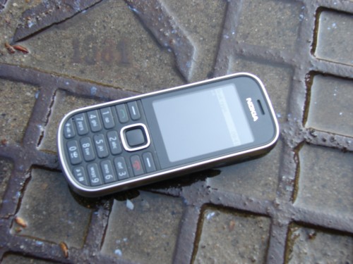 Test Nokia 3720 Classic - upadek na pokrywę kanalizacji