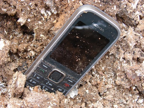 Test Nokia 3720 Classic - rzucanie telefonem do piasku