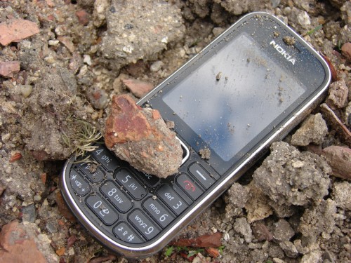 Test Nokia 3720 Classic - rzucanie kamykami w telefon