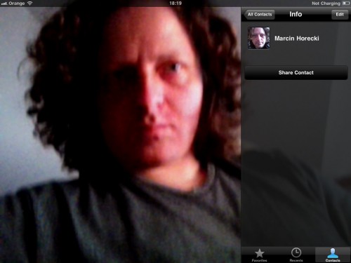 Facetime - program do wideorozmów - niestety działa tylko poprzez WIFI i tylko z produktami Apple.