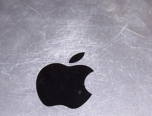 Tylna ścianka iPada po dłuższym czasie użytkowania staje się mocno porysowana. O wiele lepiej wygląda powłoka gorilla Glass pokrywająca wyświetlacz, która ma o wiele mniej rys.