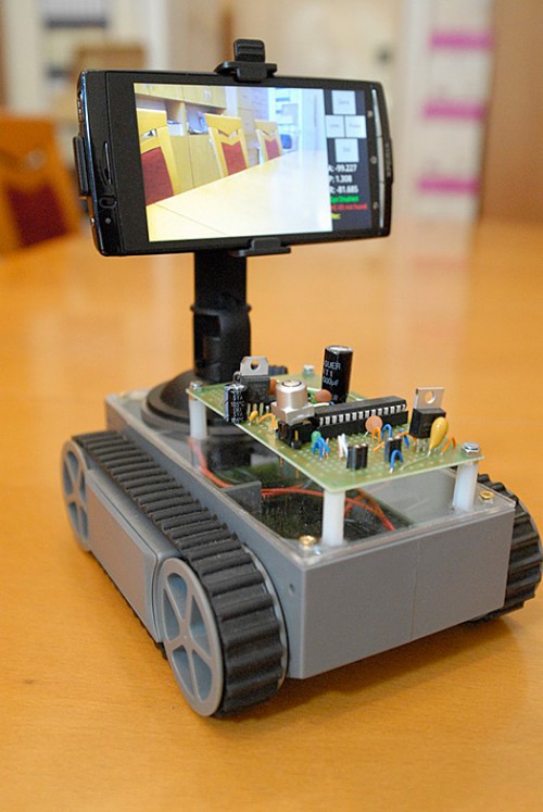 Używając smartfona można sterować nie tyko robotem, ale wieloma różnymi urządzeniami mechatronicznymi i elektronicznymi, zarówno w warunkach