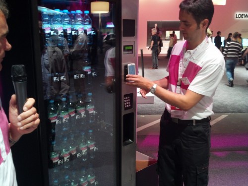 Na pokazie T-Mobile prezentuje płatności komórkowe za napoje z automatu.