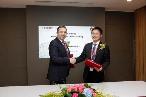 Tony Jin Yong, Prezes Huawei Hiszpania, i Miguel Rego, Dyrektor Generalny INCIBE, podpisują memorandum